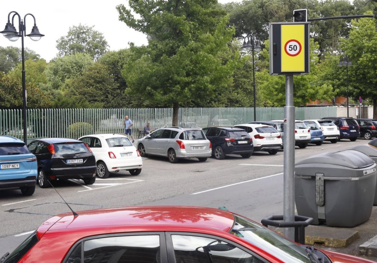 Radar instalado en la avenida de Torcuato Fernández-Miranda, con una velocidad límite de 50 kilómetros por hora.