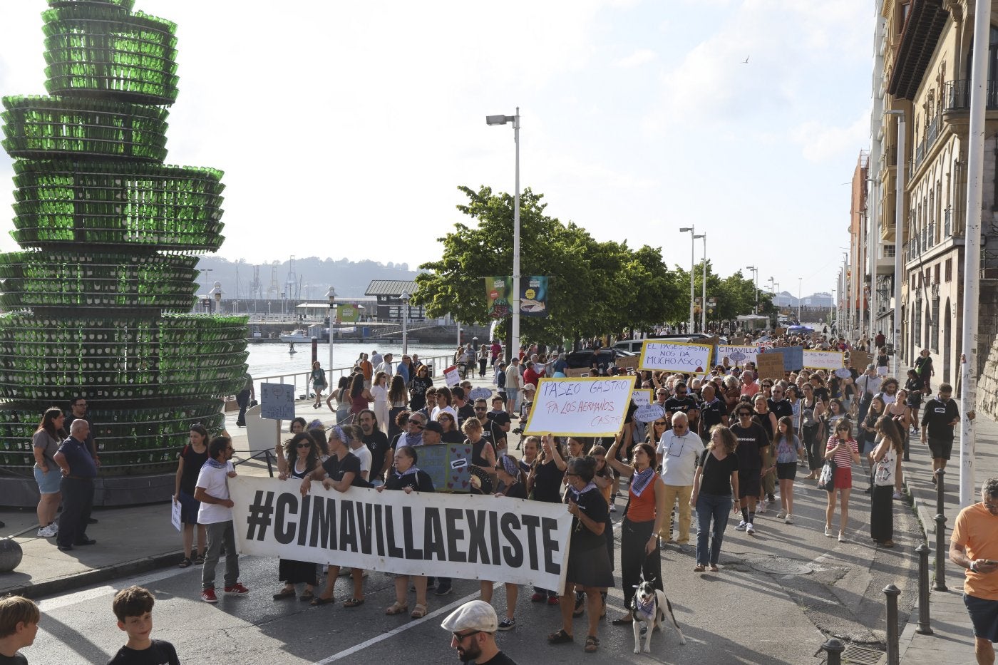 La protesta vecinal de Cimavilla a su paso por Claudio Alvargonzález, a la altura de la Casa Paquet y el 'arbol de la sidra'.