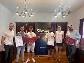 Representantes de Ebroker y de la Cofradía con el alcalde, David Álvarez.