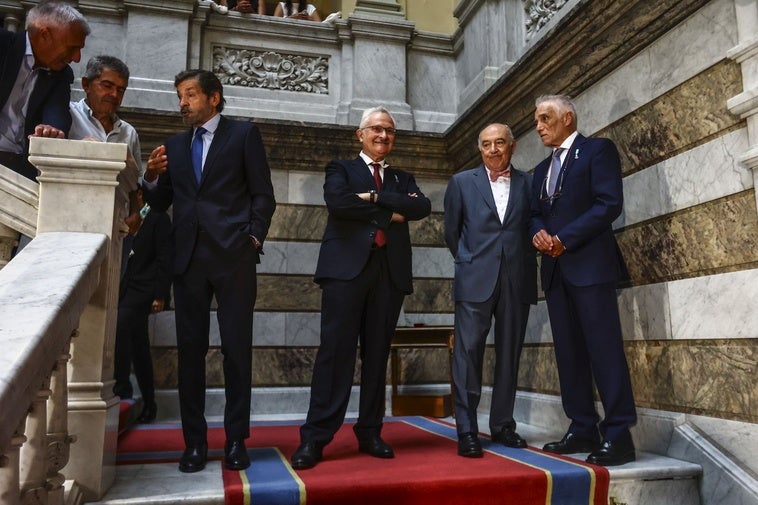 Antonio Trevín (centro), junto a otros expresidentes de Asturias.