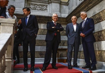 Trevín recibió la Medalla de Asturias hace unos días, en su casa, de manos de Barbón