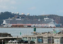 El crucero 'MSC Virtuosa', con capacidad para 6.334 pasajeros, atracado ayer en El Musel antes de partir hacia Southampton.