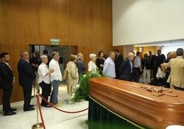Personalidades, familiares y amigos, en la capilla ardiente de Antonio Trevín, que se ha instalado en la sede de Presidencia.
