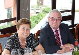 Mercedes Sánchez, 'Cheres', en una imagen cedida por la familia con su esposo, el también fallecido llagarero Mariano Norniella.