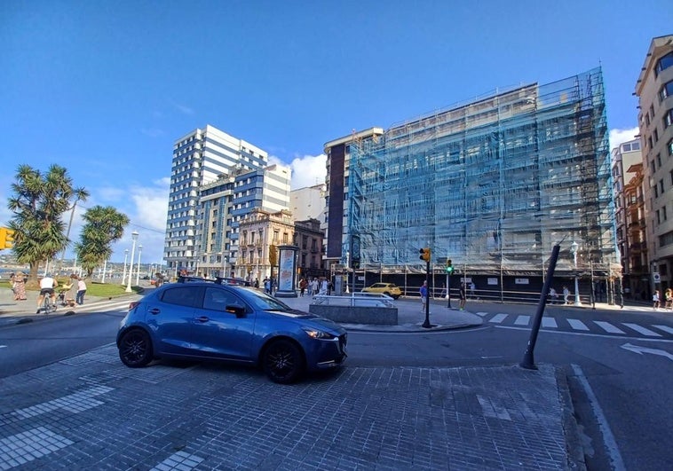 Se lleva por delante un semáforo y queda encima de la isleta de los jardines del Náutico en Gijón
