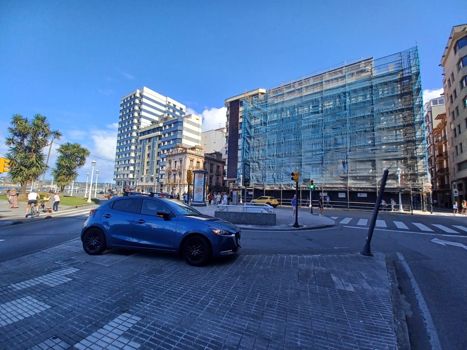 El coche tras el accidente quedó sobre la isleta frente a los jardines del Náutico.