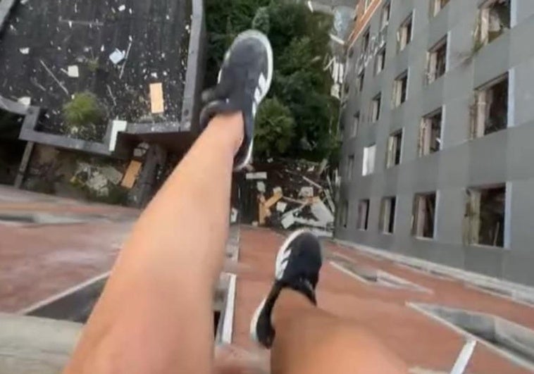 Una de las jóvenes, con las piernas colgando, en una imagen compartida de las redes sociales.