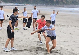 Natalio espera la señal del fisio Nacho Villar mientras juega al 'pañuelo' con el guardameta del filial Ángel Prieto.