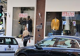 Carteles anuncian las rebajas en una tienda de Oviedo.