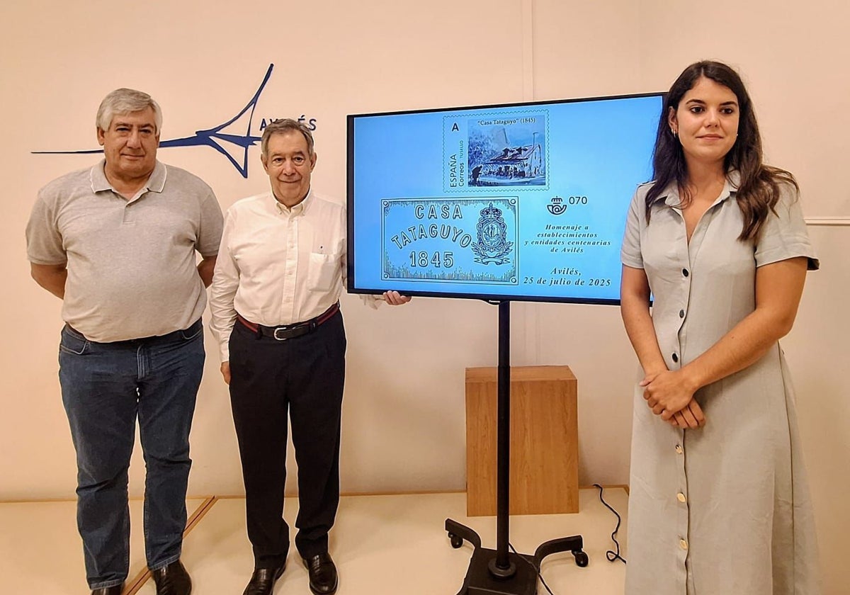 José Ramón Rumoroso, del Grupo Filatélico; Juan Rivero, de Casa Tataguyo, y la concejala Raquel Ruiz muestra el diseño del sello y el matasellos conmemorativos.