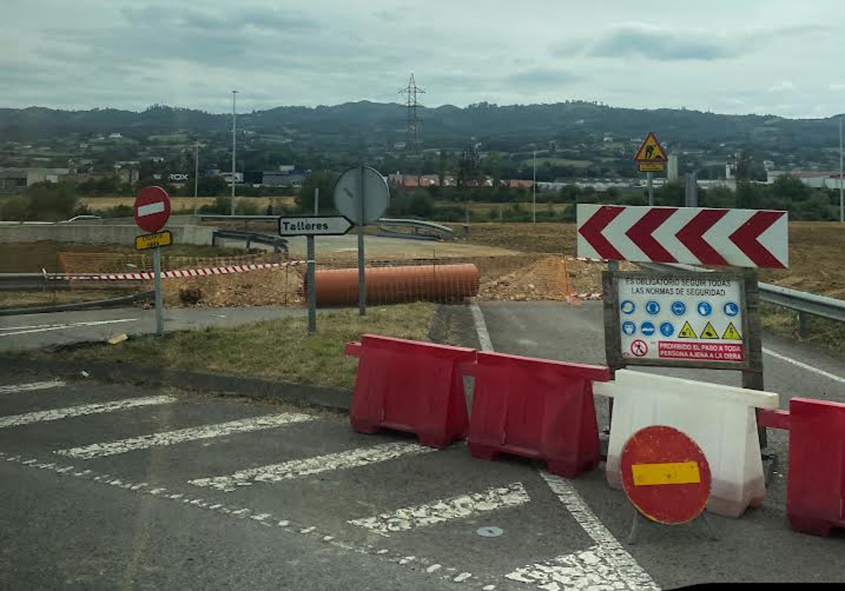 La rotonda anulada en San Miguel de la Barreda. A la derecha de la imagen es donde se hará el nuevo ramal que conectara con la AS-17.
