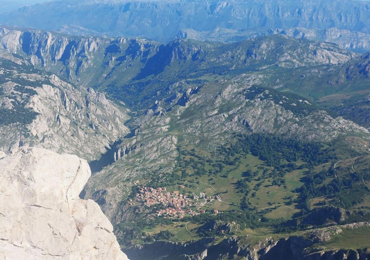 Imagen secundaria 1 - Cima del Cuetu Tejau/ Sotres desde el pico Boru/ bajando hacia el Casetón de Andara.