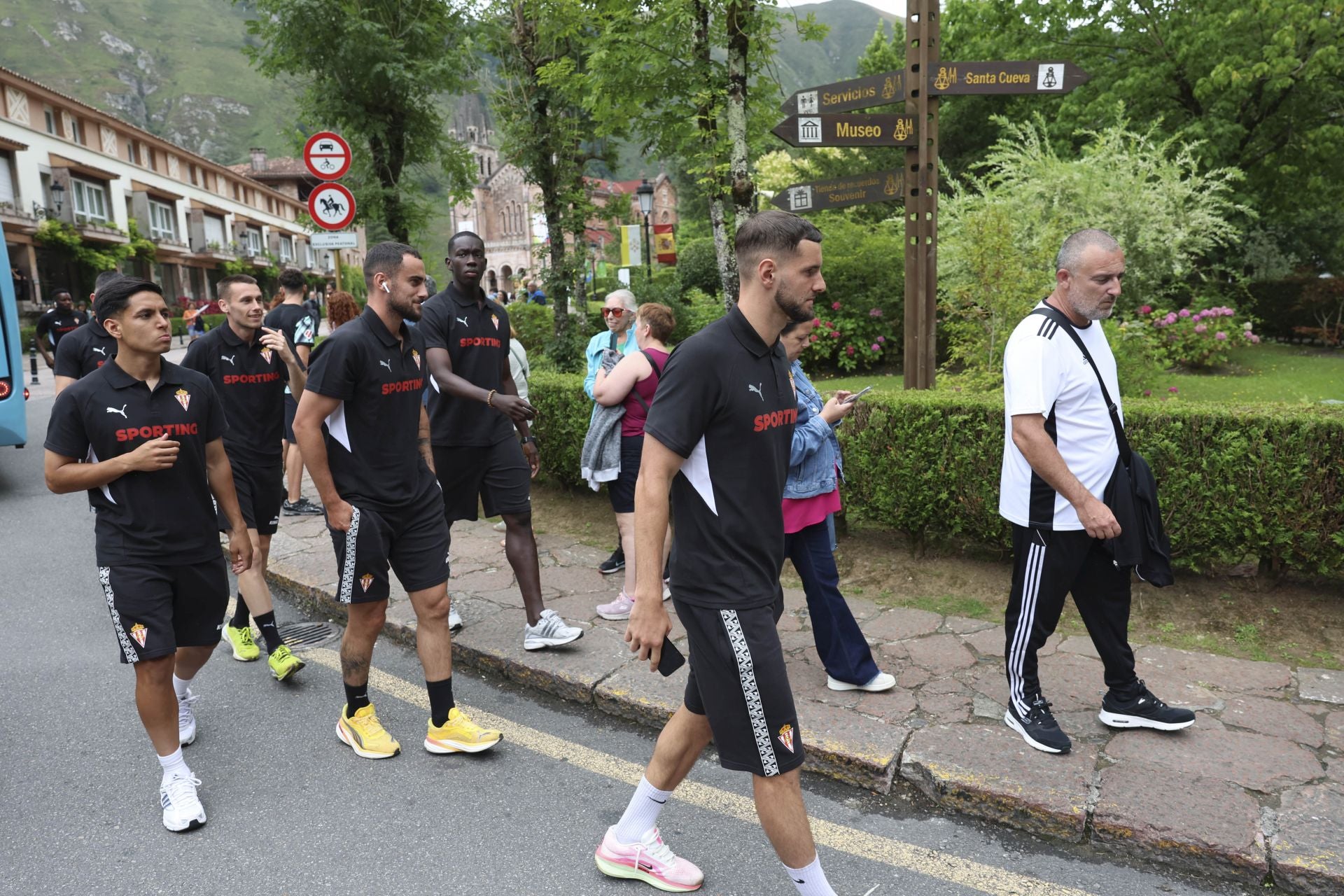 La Santina bendice la nueva temporada del Sporting de Gijón