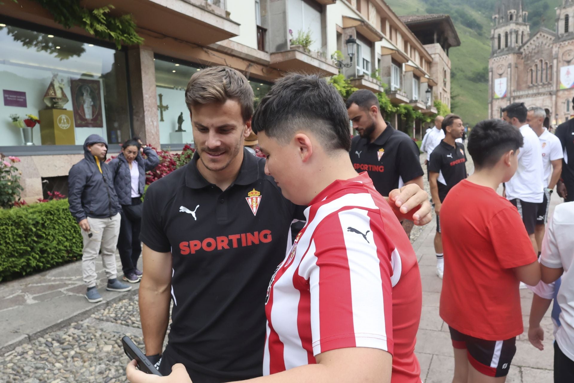 La Santina bendice la nueva temporada del Sporting de Gijón