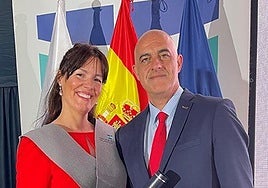 González durante su graduación en la Universidad del Atlántico Medio junto a Javier Fano, Presidente de Funeraria Gijonesa.