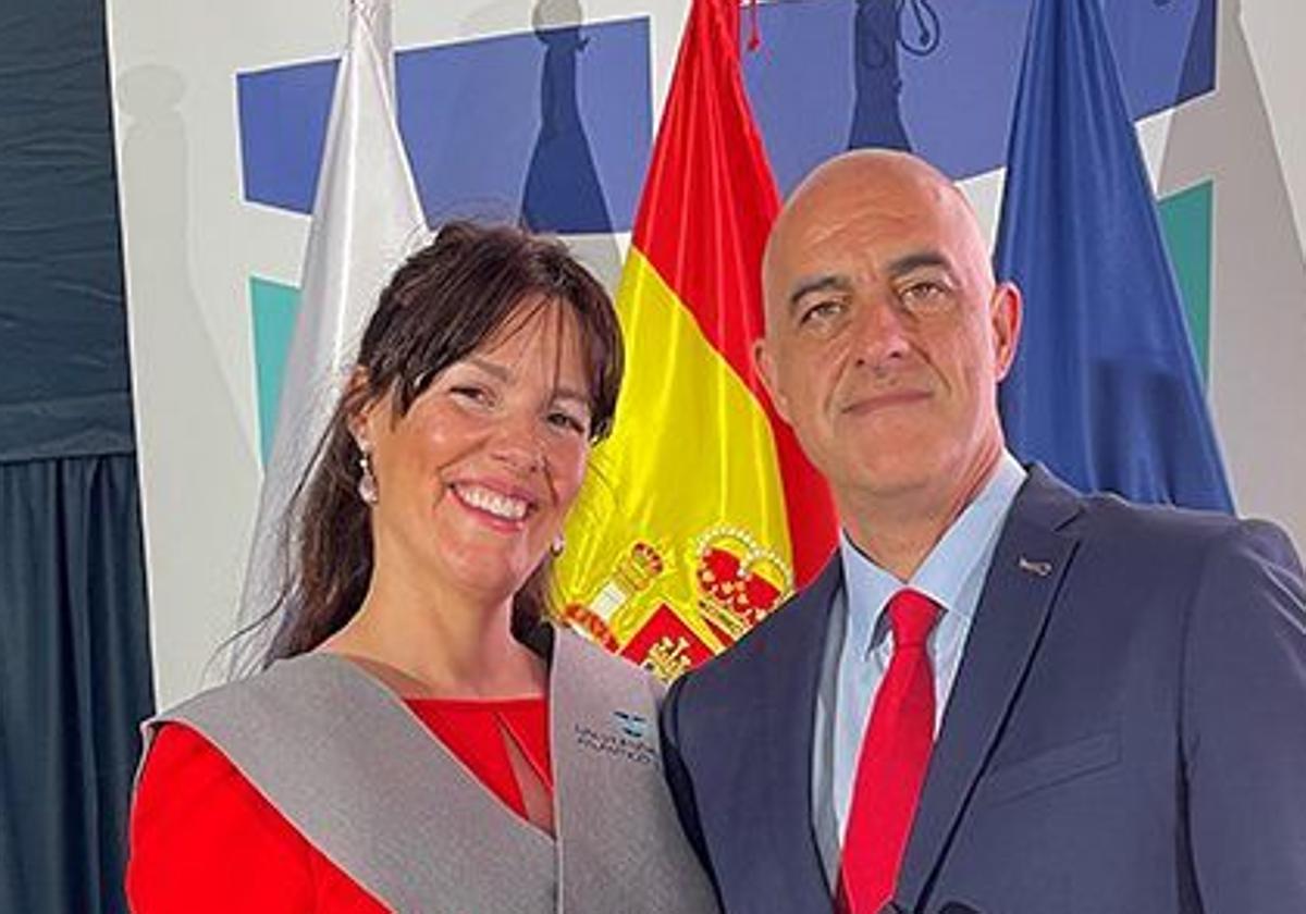 González durante su graduación en la Universidad del Atlántico Medio junto a Javier Fano, Presidente de Funeraria Gijonesa.