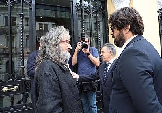 El alcalde de Llanes, Enrique Riestra, saluda a la entrada de la capilla ardiente Miguel Trevín, hermano del expresidente asturiano.