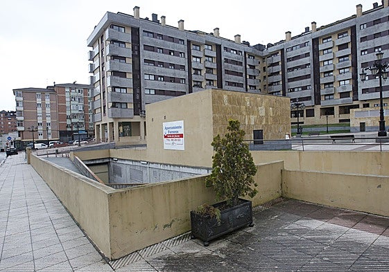 Entrada al aparcamiento de Ferreros, en Ciudad Naranco.