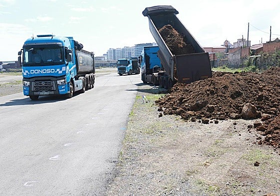 Los primeros camiones con tierras traída desde la obra de la Pecuaria.
