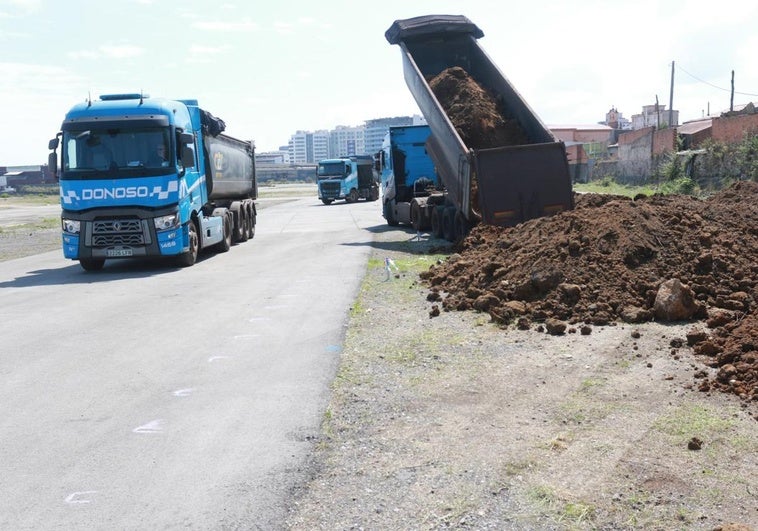 Los terrenos de Naval Gijón inician su adecuación para abrir como zona de paseo «en navidades»