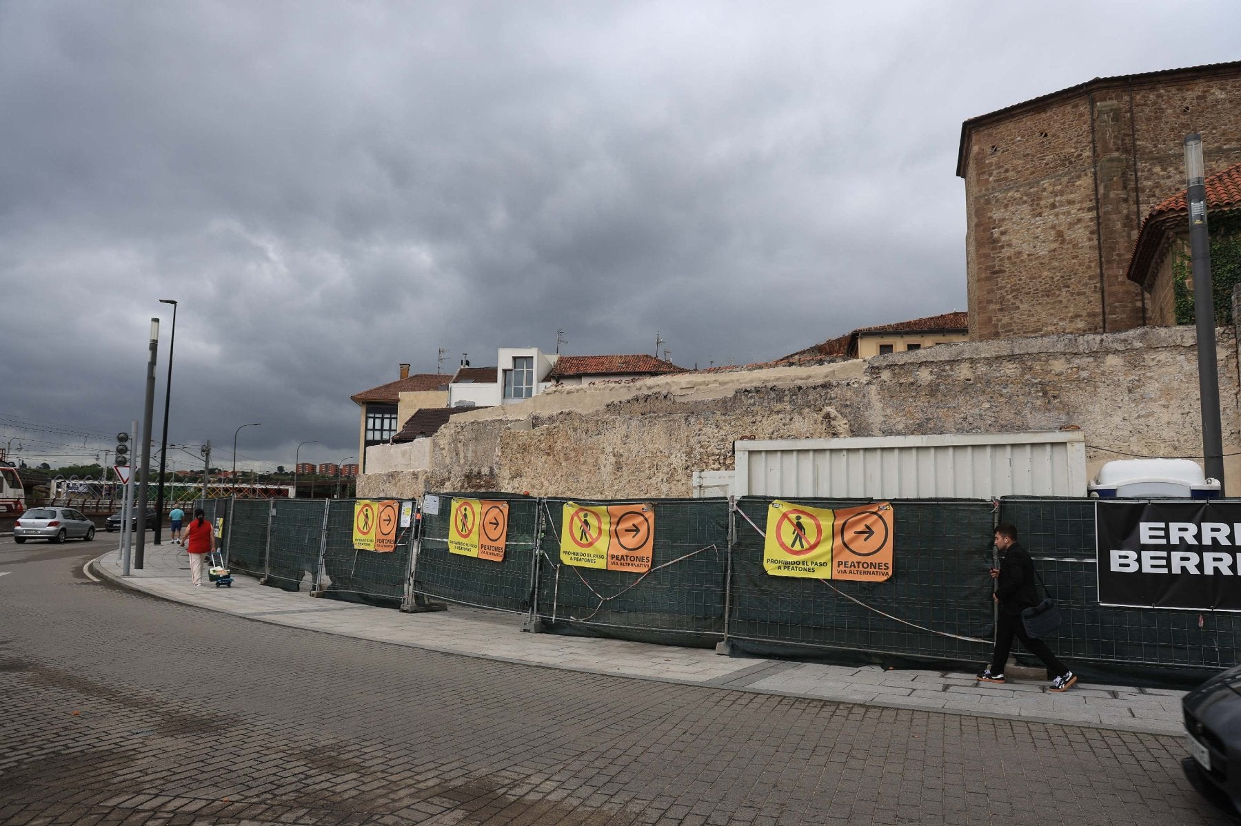 Las vallas de la muralla se recolocan