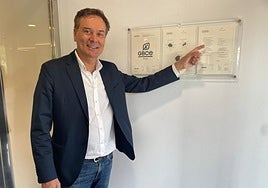 Francisco Blanco muestra la certificación que ya se exhibe en Avilés.