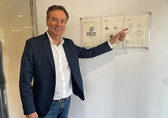 Francisco Blanco muestra la certificación que ya se exhibe en Avilés.