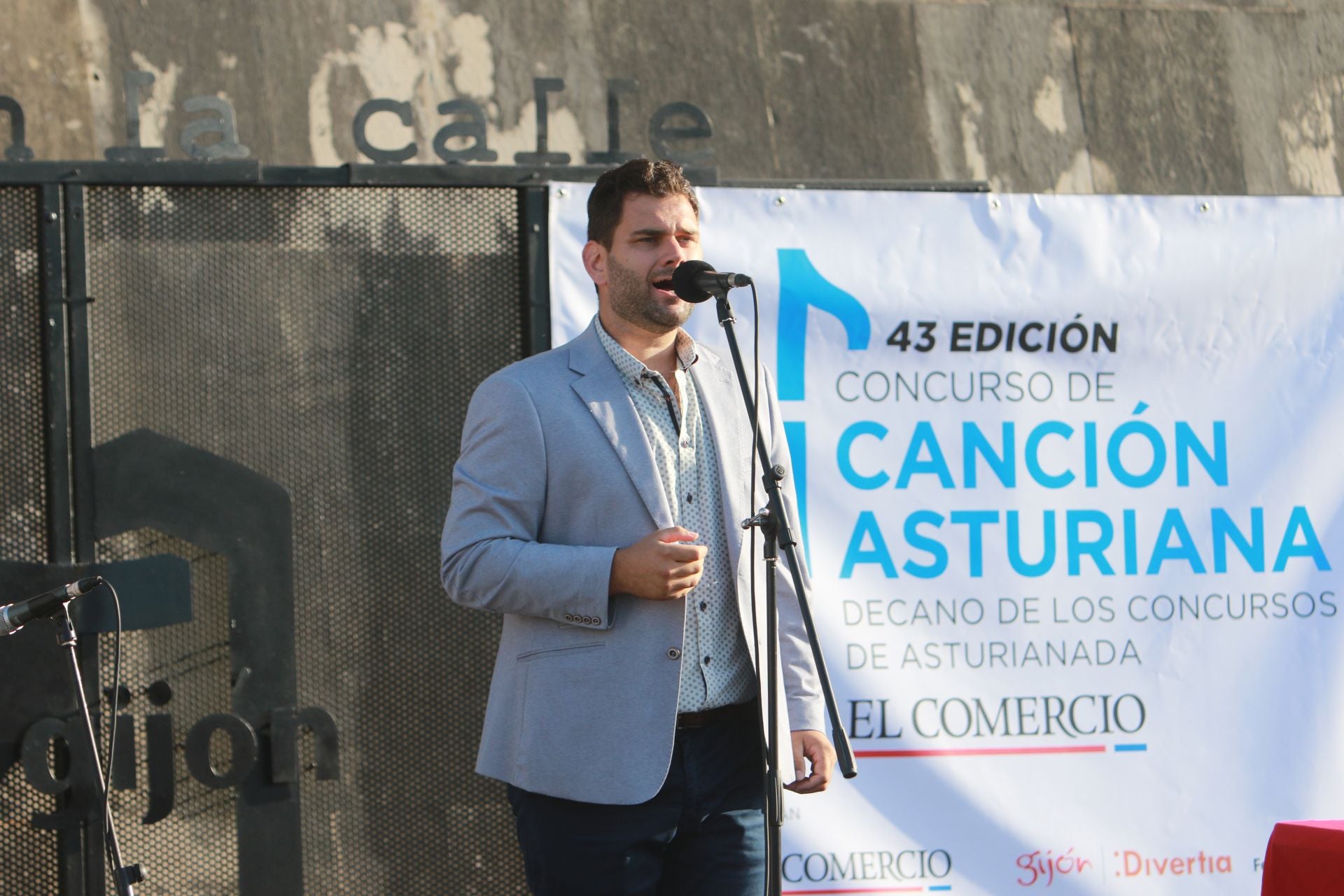El concurso de Canción Asturiana de EL COMERCIO llena la plaza de la República