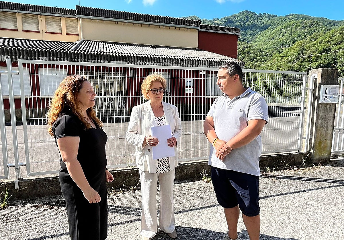 La diputada Gloria García, en el centro, entre por la portavoz municipal de Aller, Nieves Díaz, y el concejal Héctor Teijeiro, delante del colegio de Piñeres.