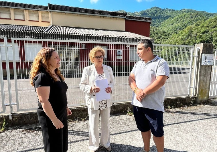 «Hay que cambiar ya la cubierta del colegio de Piñeres, en Aller: es un riesgo para el alumnado»