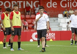 Asier Garitano, en un entrenamiento con el Sporting de Gijón.