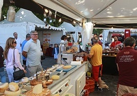 Gijoneses y turistas disfrutaron del primer día del mercado gastornómico luso en Campo Valdés.