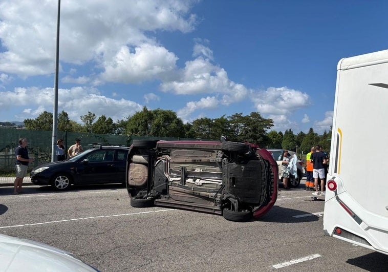 Un coche vuelca en la avenida Albert Einstein de Gijón
