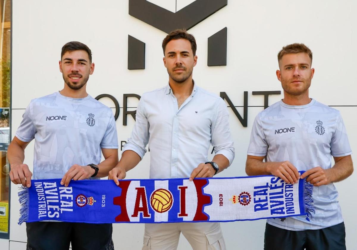 Raúl Hernández, Miguel Linares y Berto Cayarga, antes de la presentación.
