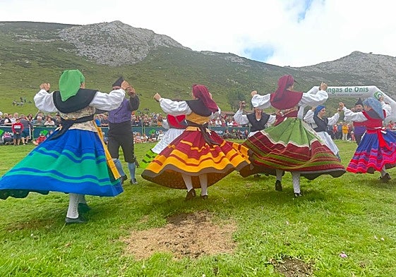 La Agrupación Folkórica Picos de Europa bailando en la Vega.
