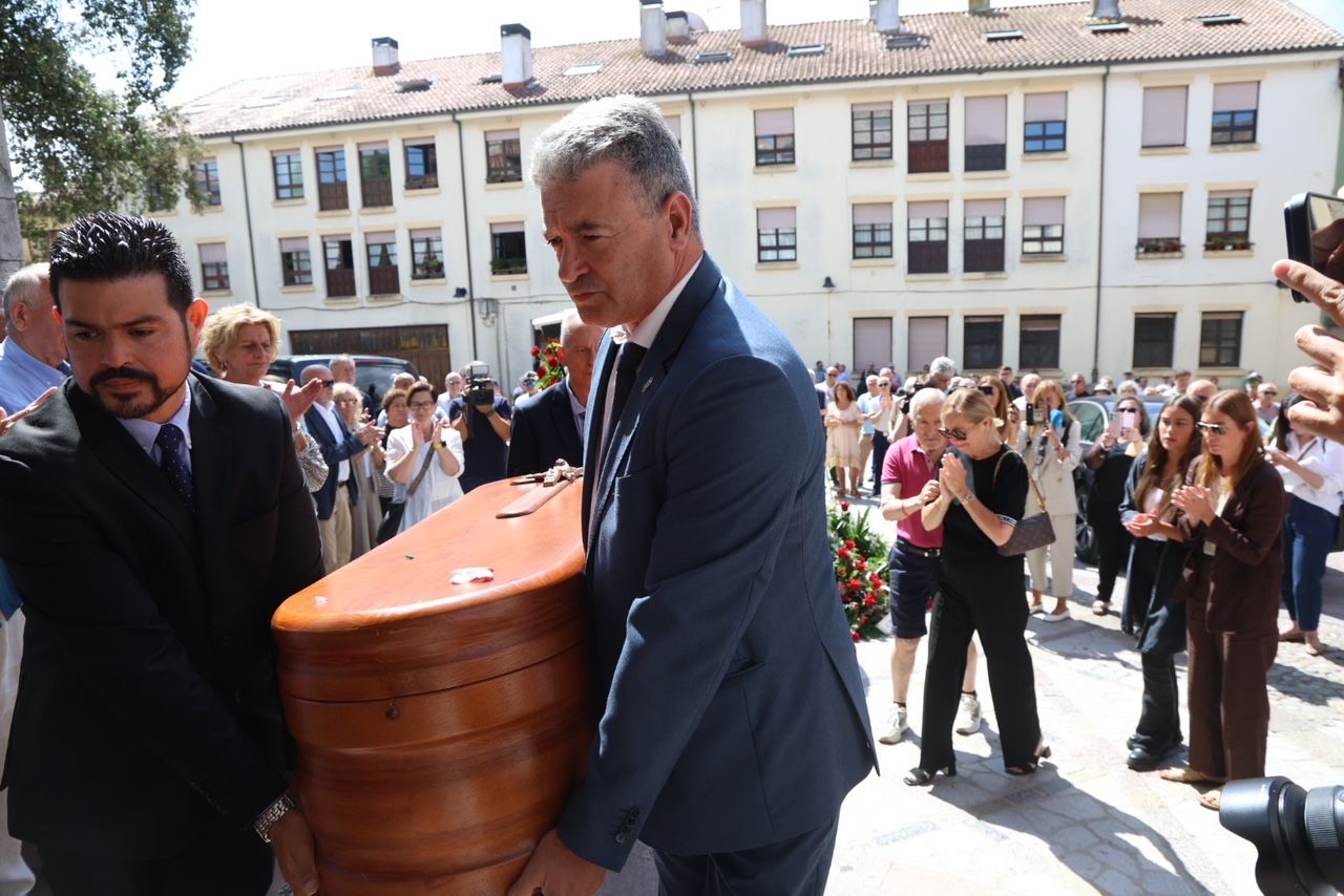 Emotivo adiós a Antonio Trevín en Llanes