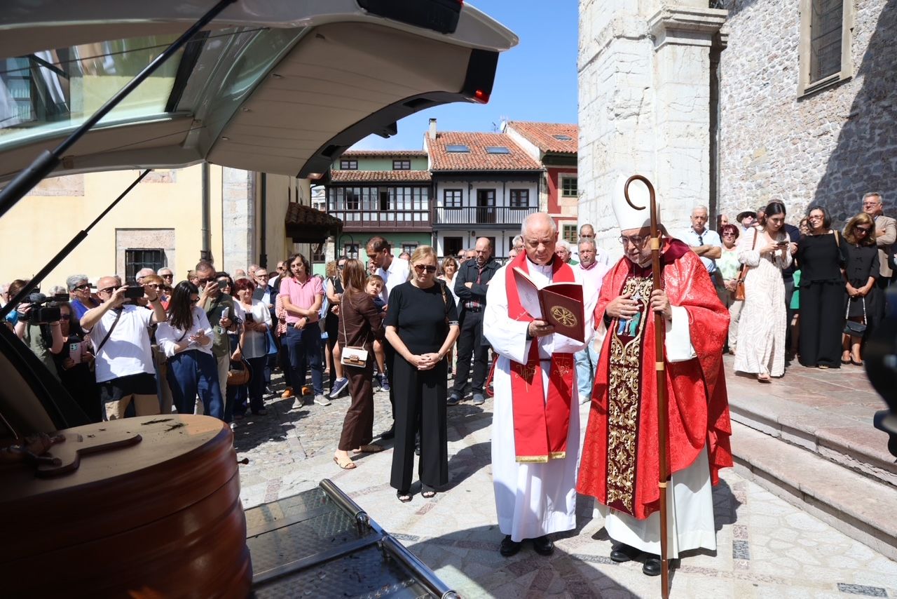 Emotivo adiós a Antonio Trevín en Llanes