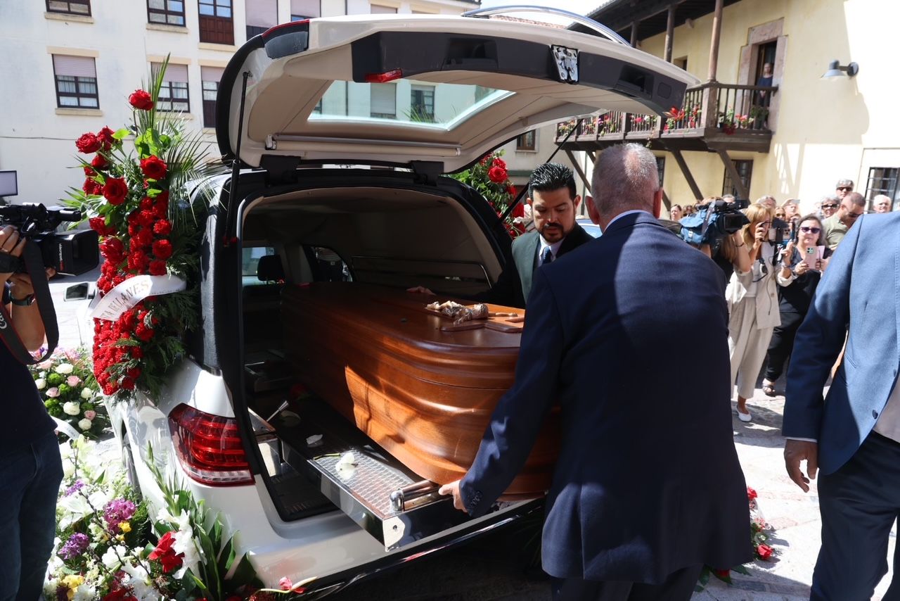 Emotivo adiós a Antonio Trevín en Llanes