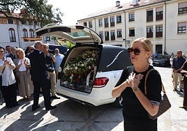 Luisa Fernanda Lledias, viuda de Antonio Trevín, junto al coche fúnebre a su llegada a la basílica de Llanes.