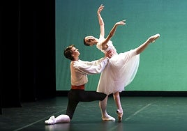 Los bailarines salieron a escena para mostrar piezas de distintas etapas del ballet clásico.