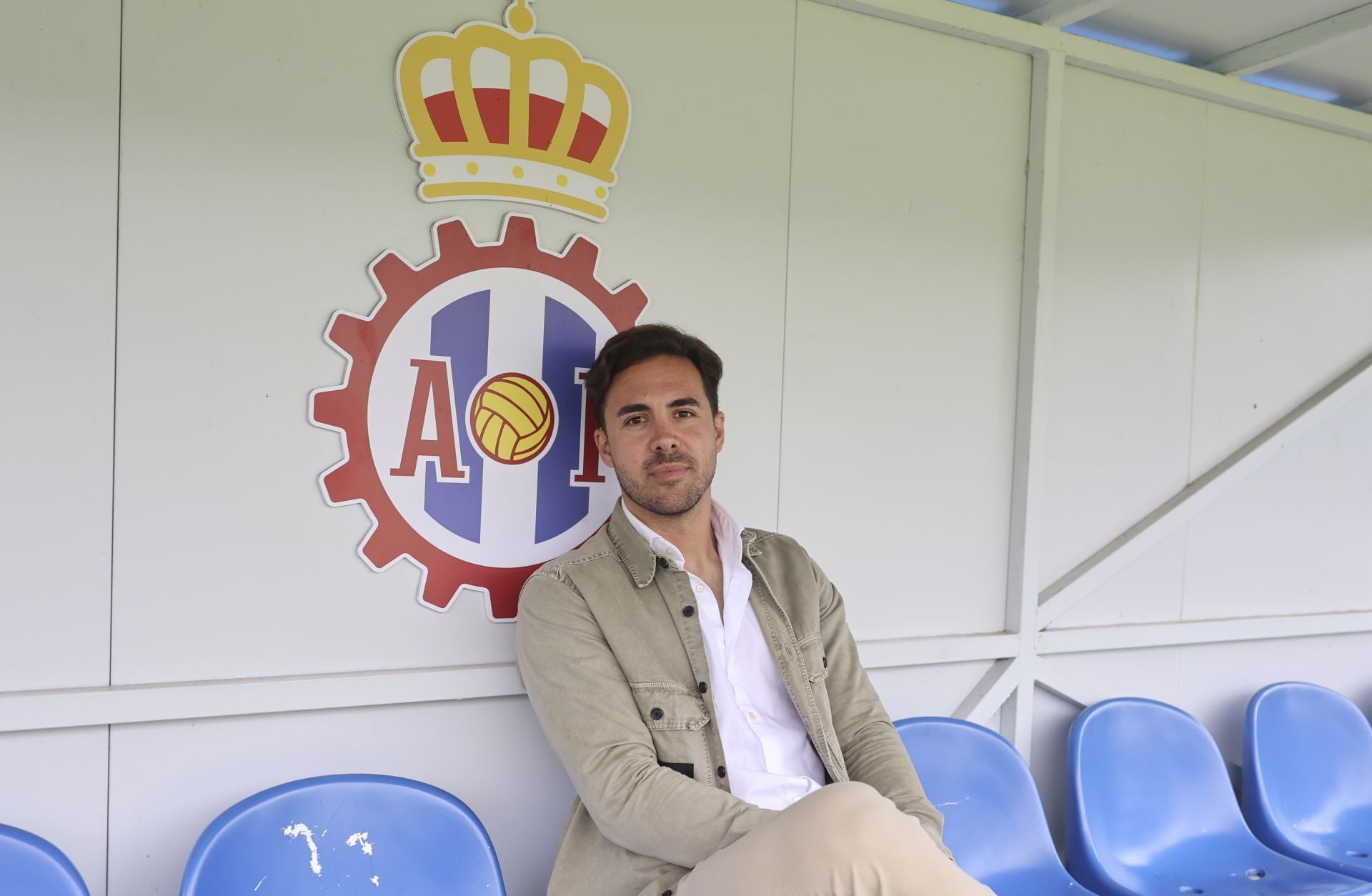 Miguel Linares, en el banquillo del Suárez Puerta.