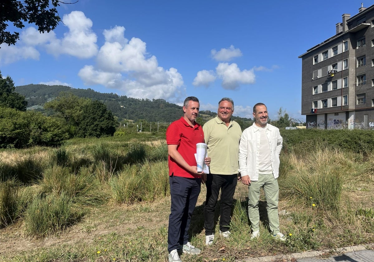 El aparejador municipal, Daniel Navarro, con el edil Alejandro Villa y el alcalde de Siero, Ángel García, 'Cepi'.