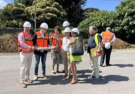 Los responsables del Ayuntamiento de Gijón y de la obra durante la visita a los terrenos de Naval Gijón en los que se actuará.