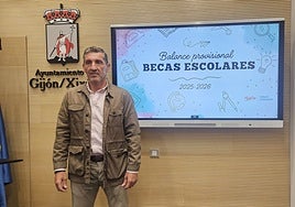 El concejal de Educación, Jorge Pañeda, presenta las cifras de las becas escolares concedidas para el curso 2025/2026