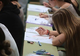 Estudiantes realizando el examen de la PAU en Oviedo.