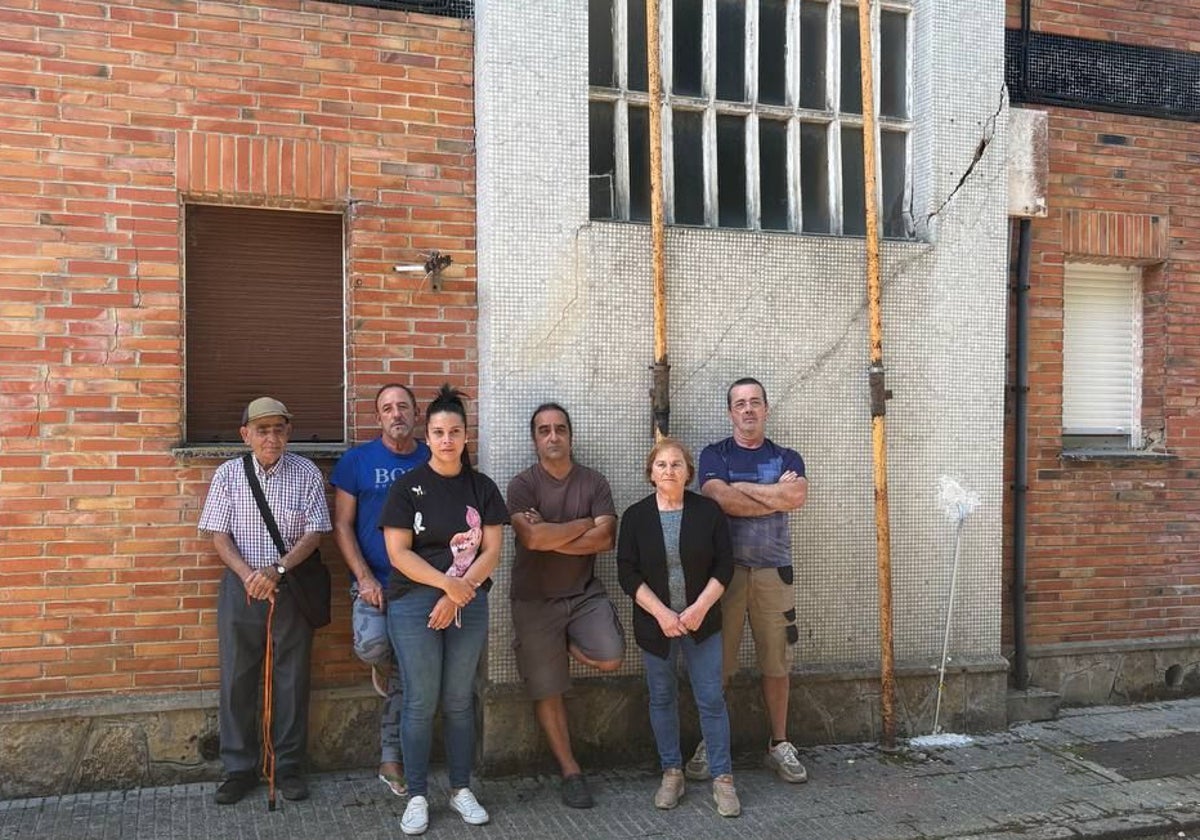 Los vecinos, que piden una permuta con las nuevas viviendas del Principado, indican que el Defensor del Pueblo estudia el caso.
