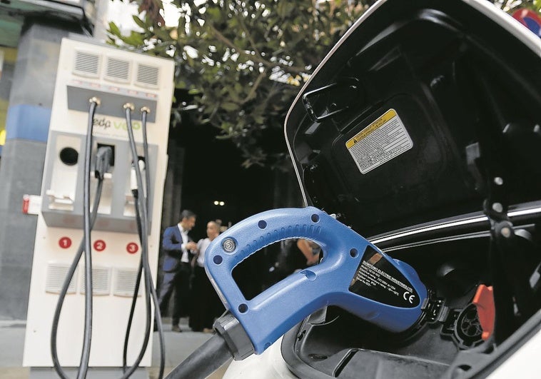 Retrasos de varios años en las ayudas a los coches eléctricos obligan al Principado a reforzar personal