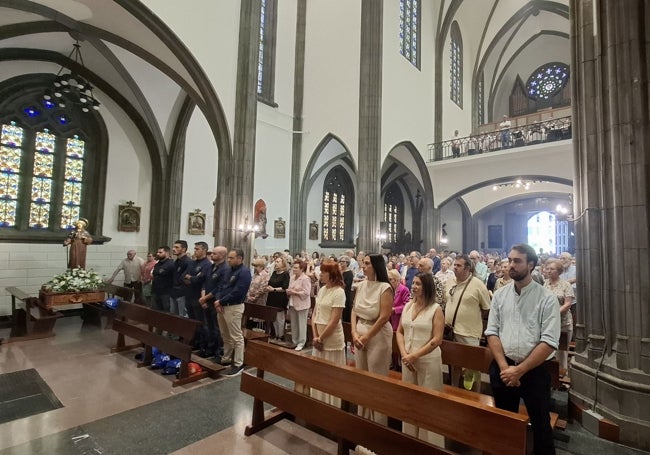 La misa de Santiago, cantada por el Coro Santiaguín y seguida por cientos de asistentes.