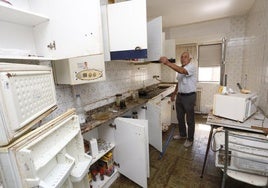 Salvador Zapico muestra el lamentable estado de la cocina. Hay suciedad en cada rincón y el fregadero está incendiado.