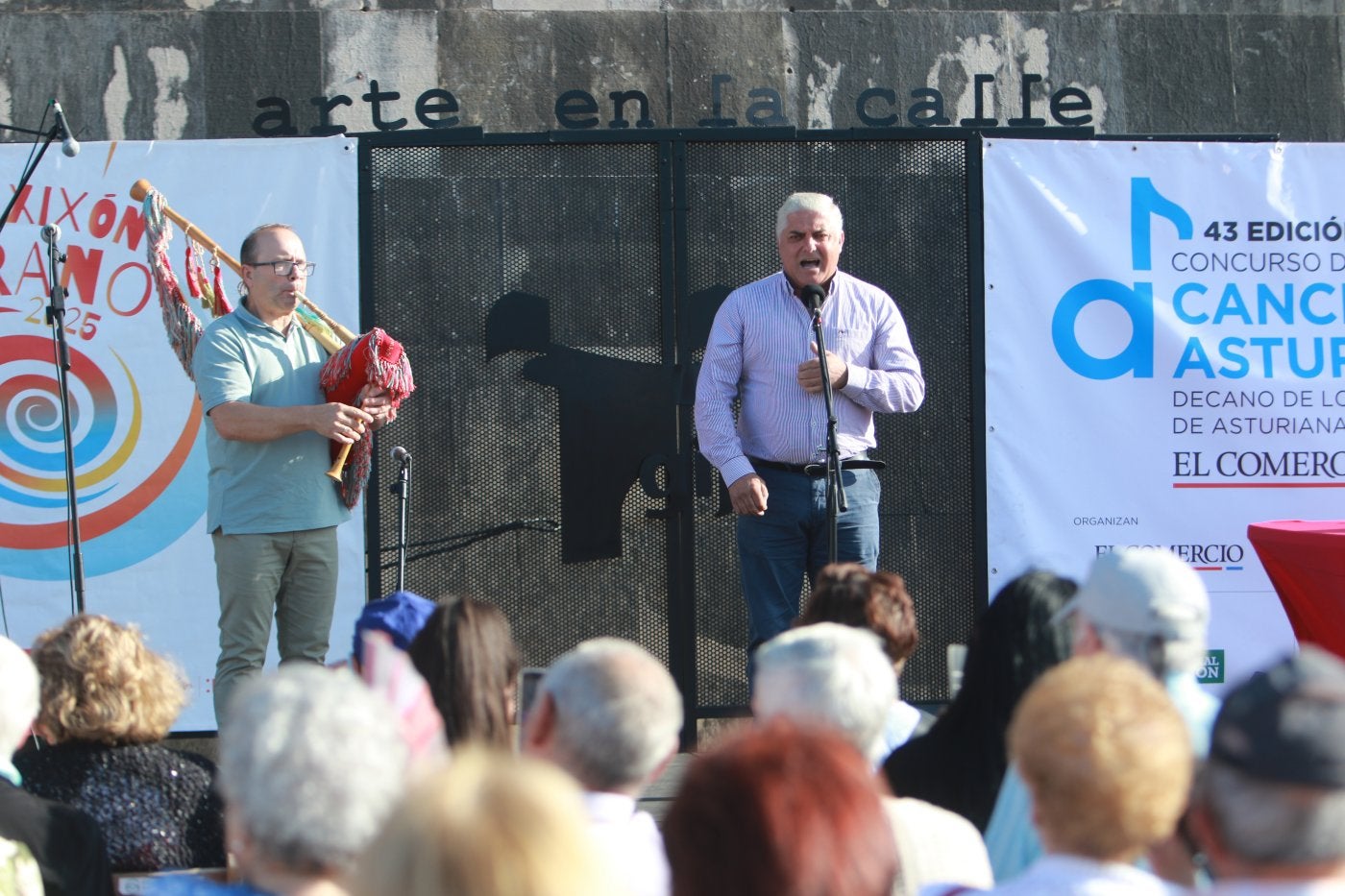 El gaitero Fonso 'Les Regueres' y el cantante de tonada Andrés Abad interpretan 'Puente de Ribadesella'.